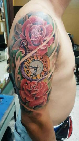 Rosas y reloj tatuaje realizado por Victor Hugo Avalos / Cachorro