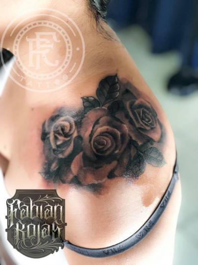 Rosas en el hombro tatuaje realizado por Fabian Rojas