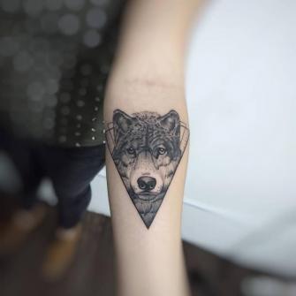 Lobo en Blackwork  tatuaje realizado por Roberto Valencia