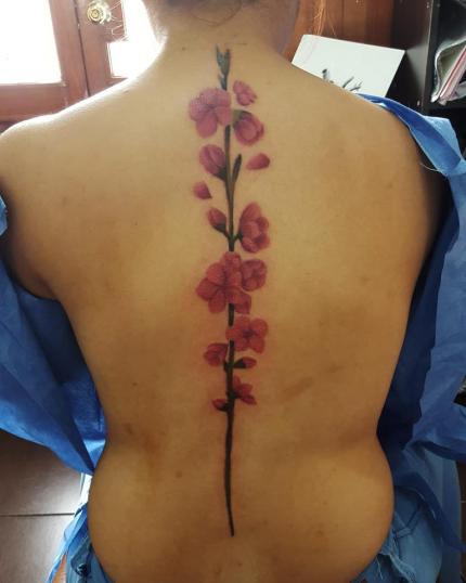 Flor en toda la espalda tatuaje realizado por Carlos Koyote Ramirez