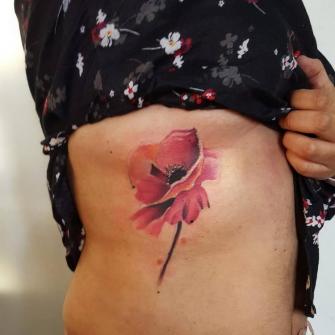 Flor costillas tatuaje realizado por Carlos Koyote Ramirez