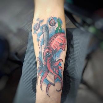 Calamar y cuchillo Neotradicional tatuaje realizado por Roberto Valencia
