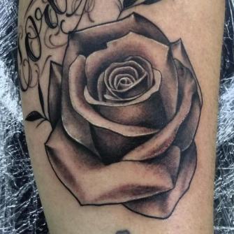 Rosa black and grey tatuaje realizado por AR KY