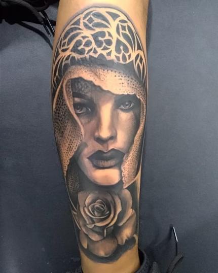 Retrato mujer con una rosa tatuaje realizado por AR KY
