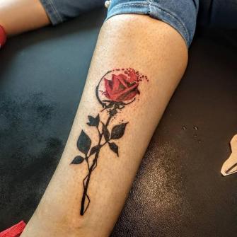 Rosa en el pie tatuaje realizado por Nowone