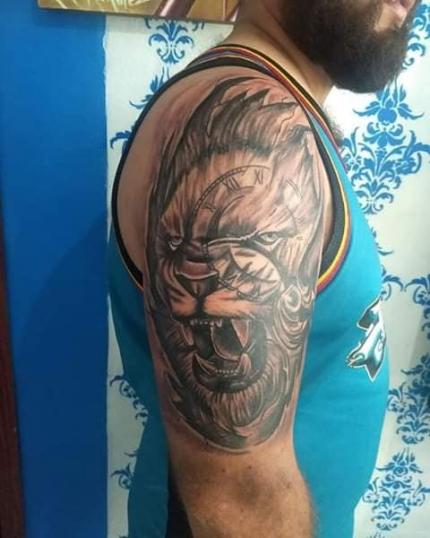 Leon gotico tatuaje realizado por Rak Martinez