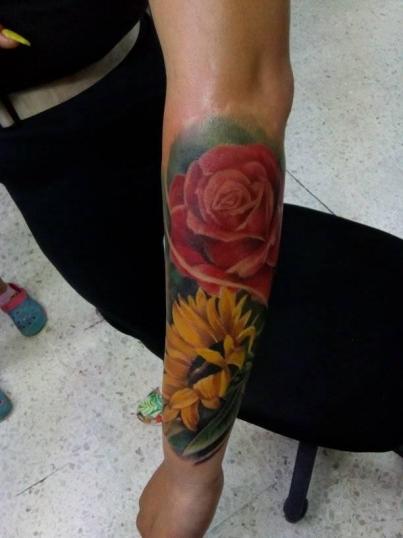 Rosa y girasol tatuaje realizado por Victor Hugo Avalos / Cachorro