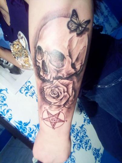 Rosa sobre craneo tatuaje realizado por Rak Martinez