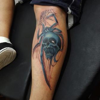 Araña con cráneo  tatuaje realizado por Carlos Koyote Ramirez