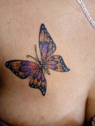 Mariposa a color echa por garabatos peralta en impresiones en la piel tatuaje realizado por Hiram_garabatos