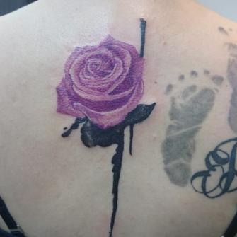 Rosa full color tatuaje realizado por Jonathan Aguirre