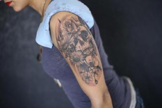 CAVERA CON FLORES tatuaje realizado por Old Gangsters Tattoo Shop