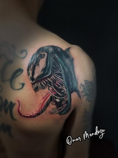 Venom tatuaje realizado por Omar Mendoza 