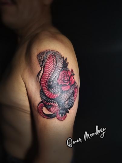 Cobra tatuaje realizado por Omar Mendoza 