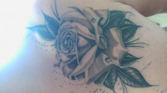 Rosa tatuaje realizado por Cristopher Ortiz