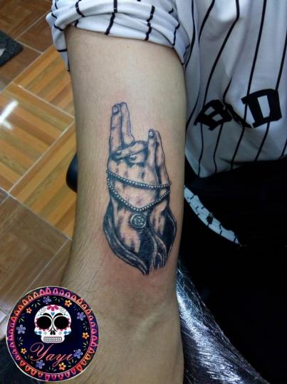 Manos en brazo tatuaje realizado por Yayi Yelitza