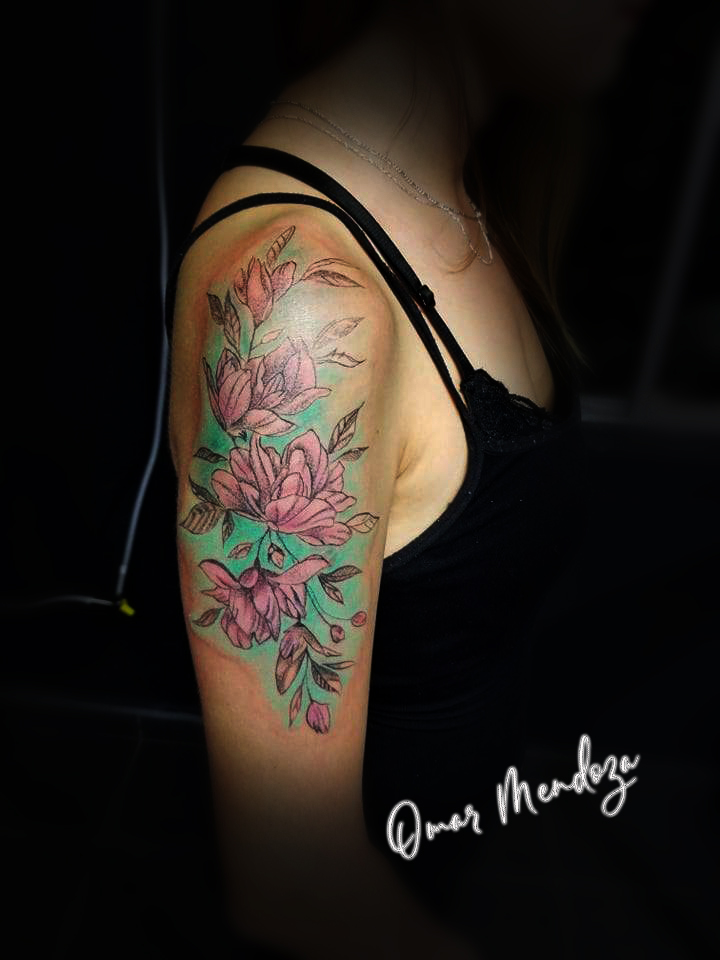 Flores  tatuaje realizado por Omar Mendoza 