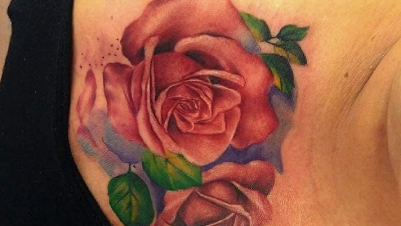 Tatuaje del artista Mexicano Richards Ávila, Rosa en el hobro ...