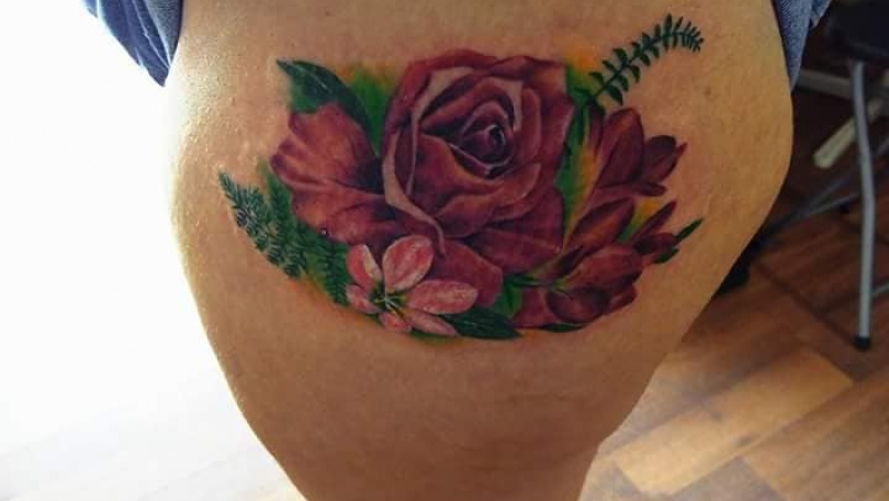 Tatuaje del artista Mexicano Richards Ávila, Rosa en la pierna ...