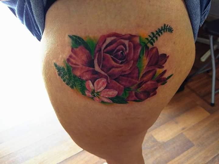Rosa en la pierna  tatuaje realizado por Richards Ávila