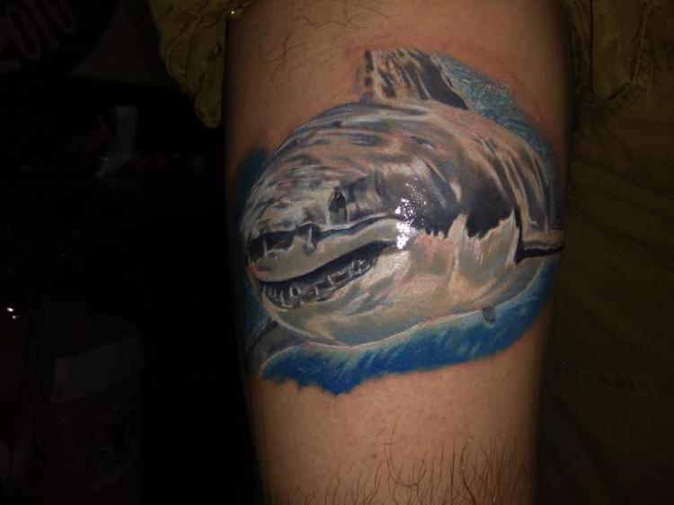 Tiburón  tatuaje realizado por Richards Ávila