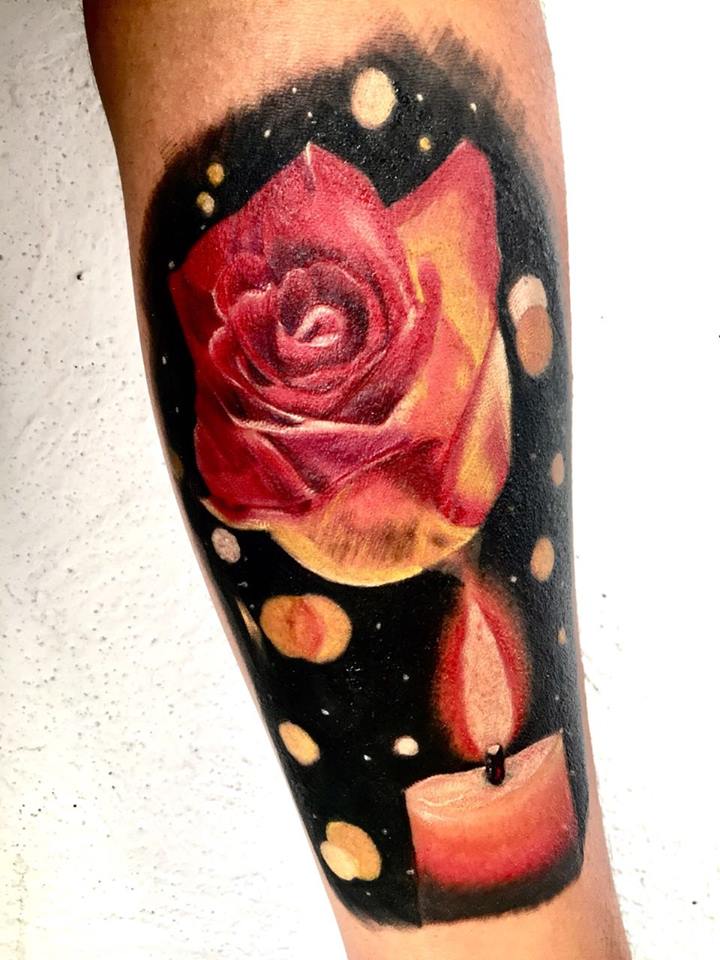 Rosa y veladora tatuaje realizado por Richards Ávila