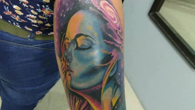 Tatuaje del artista Mexicano Richards Ávila, Retrato mujer | Tatuajes y más