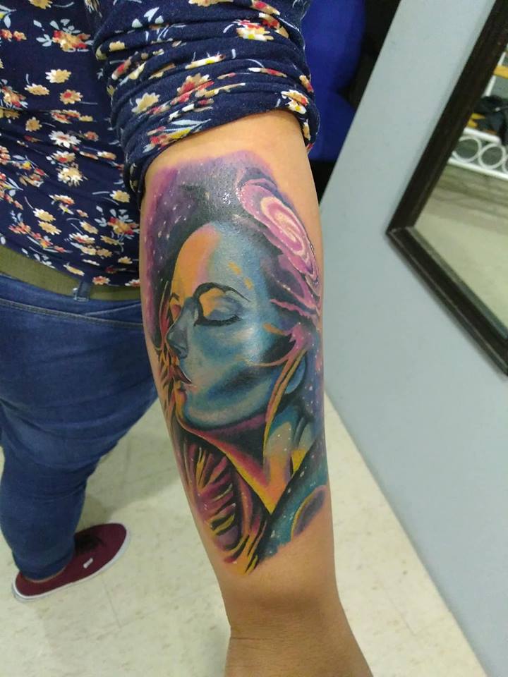 Retrato mujer  tatuaje realizado por Richards Ávila