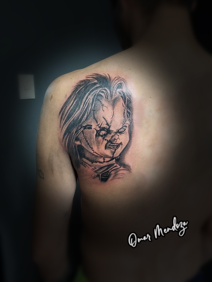 Chucky tatuaje realizado por Omar Mendoza 