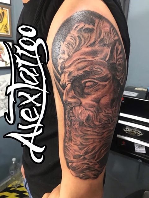 Zeus tatuaje realizado por Alex Tattoo Ink