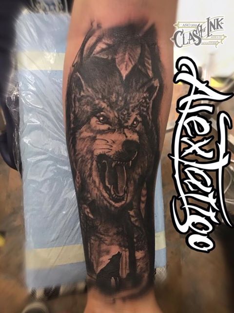 Lobo black and grey tatuaje realizado por Alex Tattoo Ink