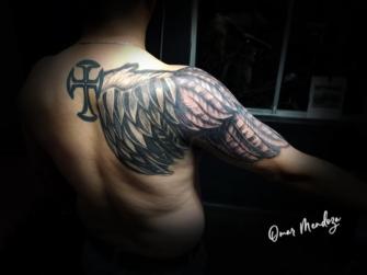 Alas   tatuaje realizado por Omar Mendoza 