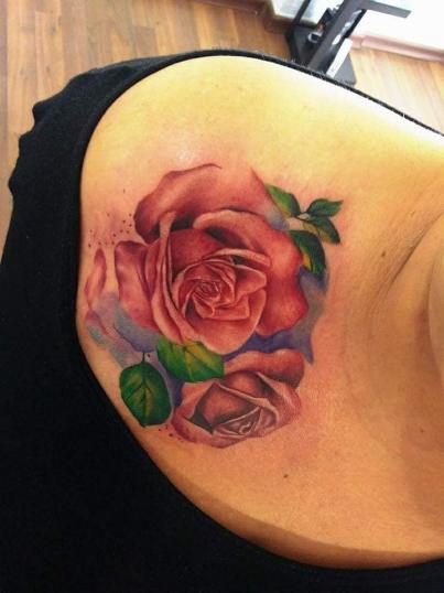 Rosa en el hobro tatuaje realizado por Richards Ávila