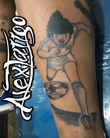 Oliver Atom tatuaje realizado por Alex Tattoo Ink