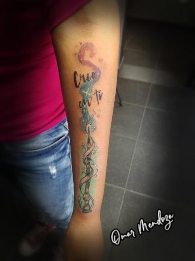 Bara de Harry Poter tatuaje realizado por Omar Mendoza 