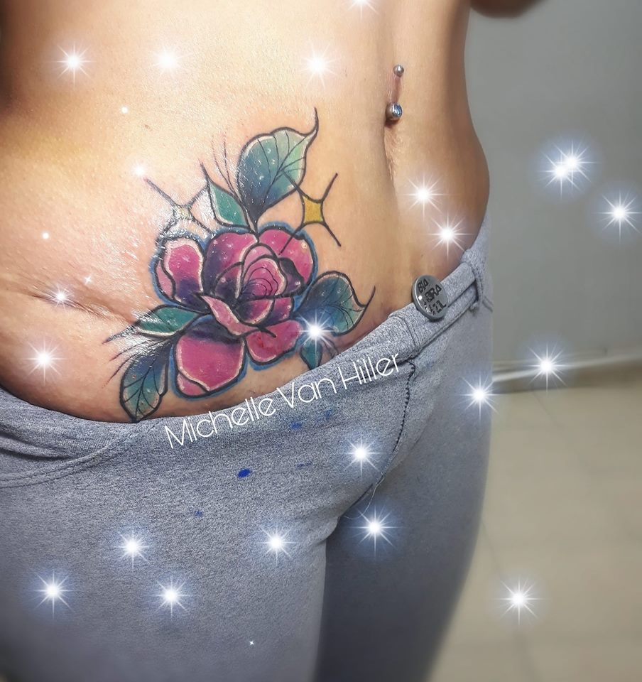 Rosa tatuaje realizado por Michelle Van Hiller