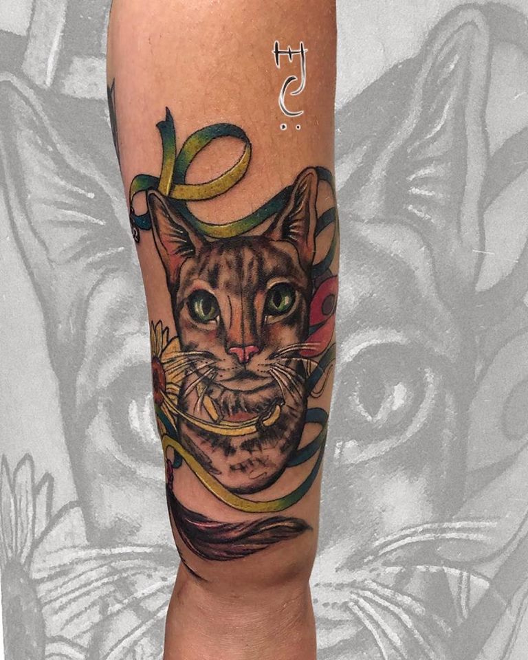 Gato y girasol tatuaje realizado por Maferchu Tattoo