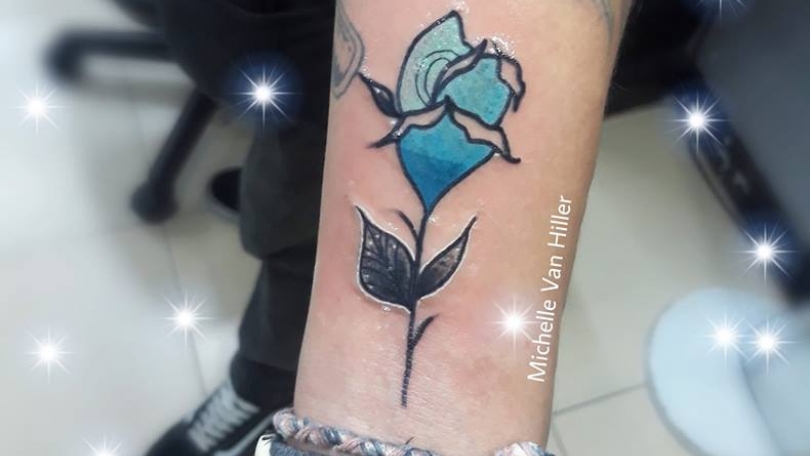 Tatuaje del artista Mexicano Michelle Van Hiller, Flor pequeña ...