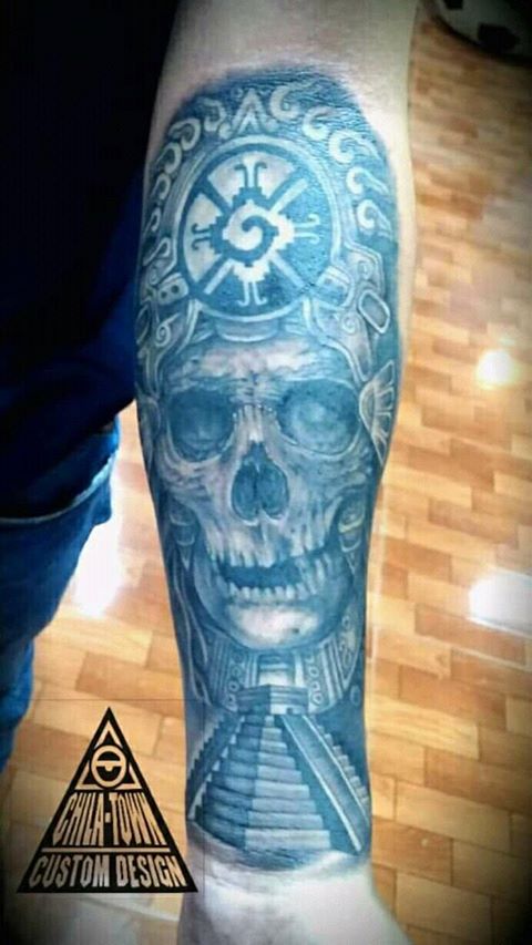 Cráneo y priamide tatuaje realizado por Chilatown Custom Desing