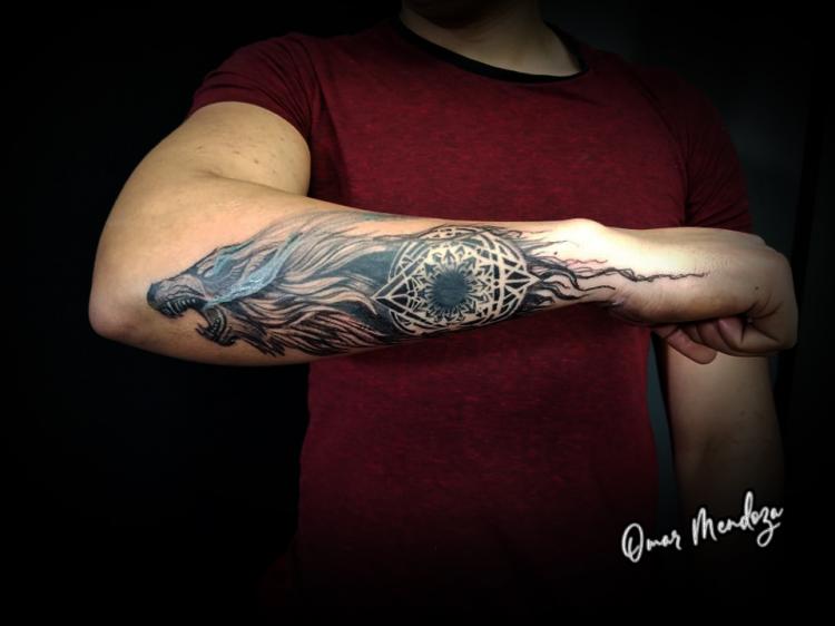 Lobo y geometría  tatuaje realizado por Omar Mendoza 