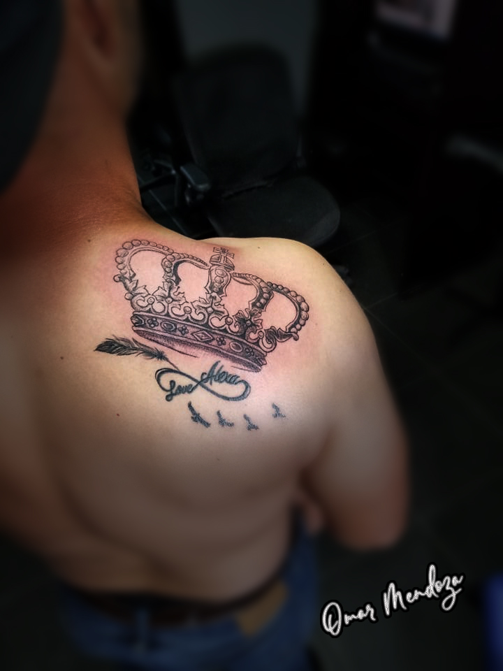Corona tatuaje realizado por Omar Mendoza 