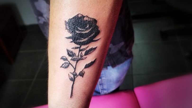 Tatuaje del artista Mexicano Omar Mendoza , Black Rose | Tatuajes y más