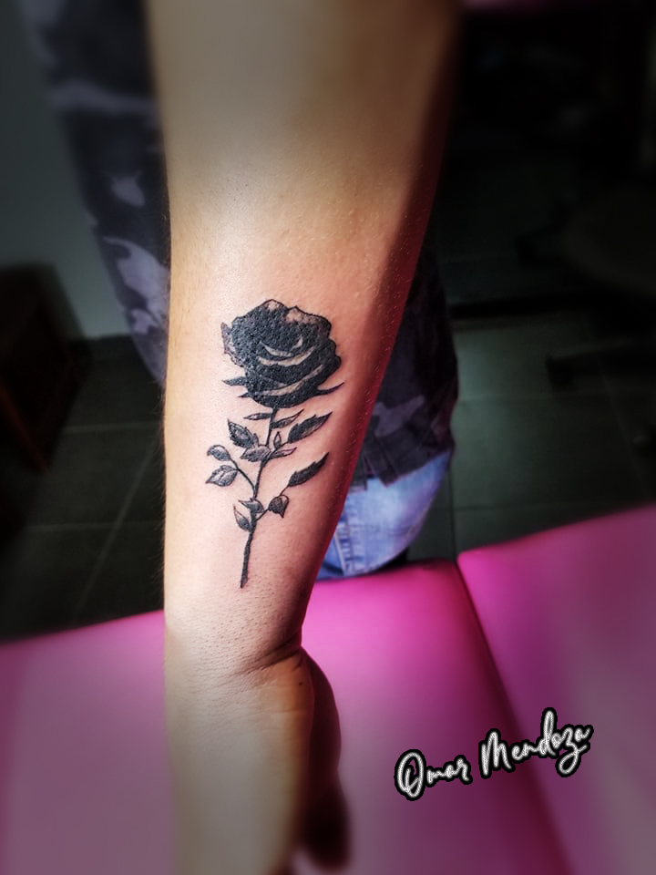 Black Rose tatuaje realizado por Omar Mendoza 