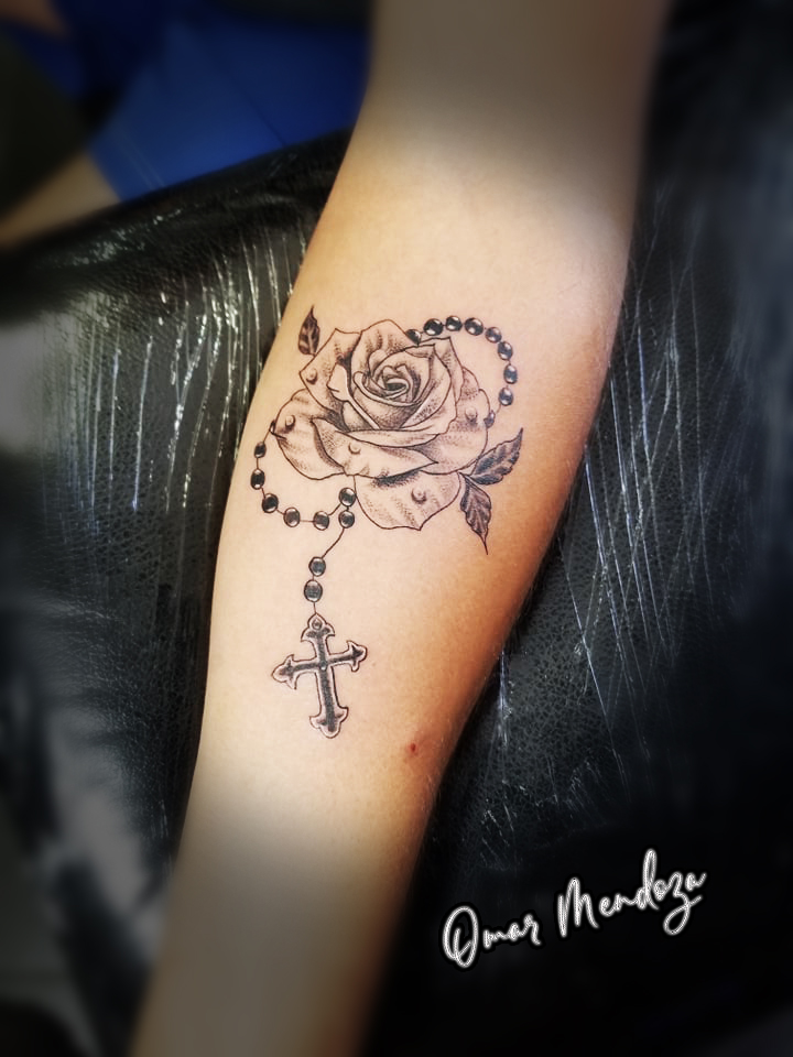 Rosa y Rosario  tatuaje realizado por Omar Mendoza 