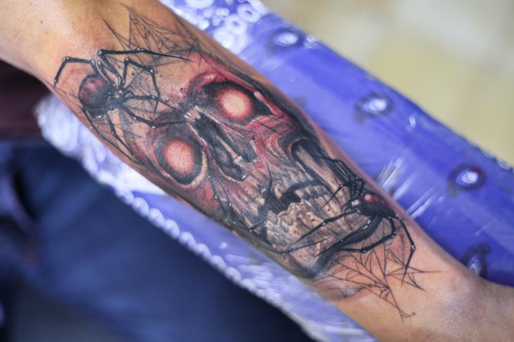 CRANEO CON ARAÑAS  tatuaje realizado por Old Gangsters Tattoo Shop