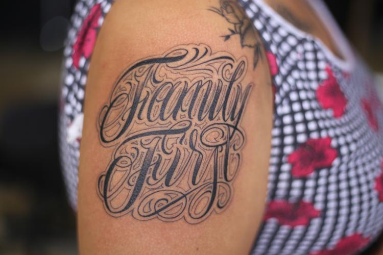 lettering family tatuaje realizado por Old Gangsters Tattoo Shop