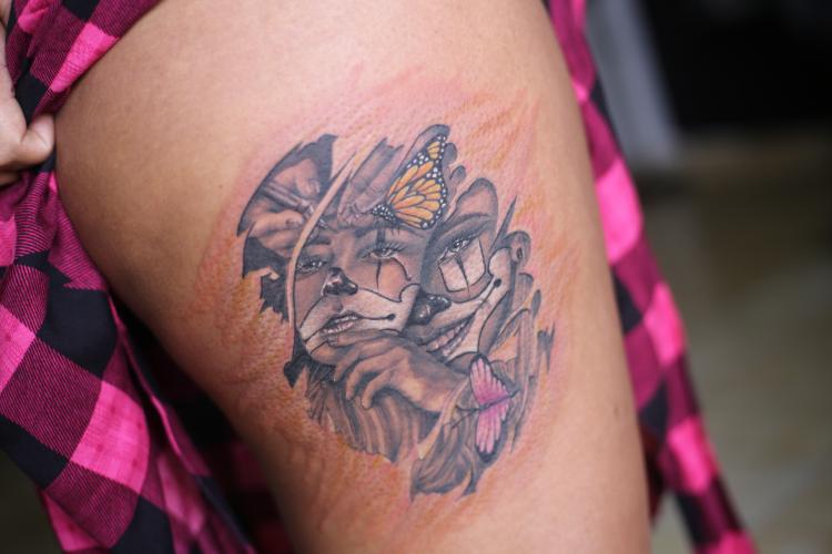 PAYASO CON MASCARA tatuaje realizado por Old Gangsters Tattoo Shop