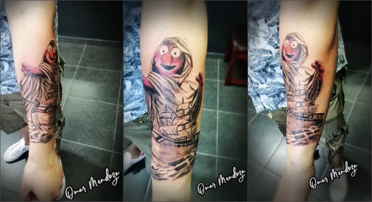 Elmo, modo Dios   tatuaje realizado por Omar Mendoza 