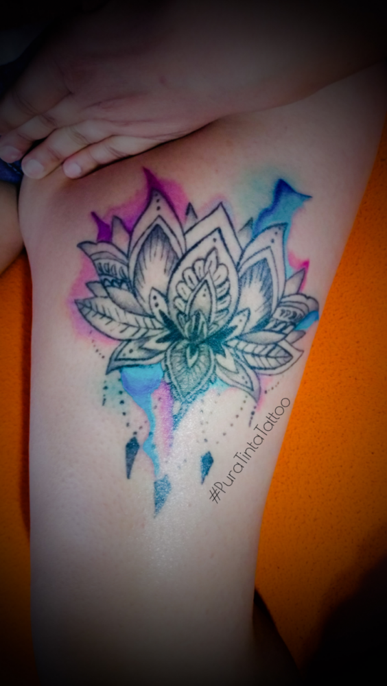 loto color tatuaje realizado por Jonathan Aguirre
