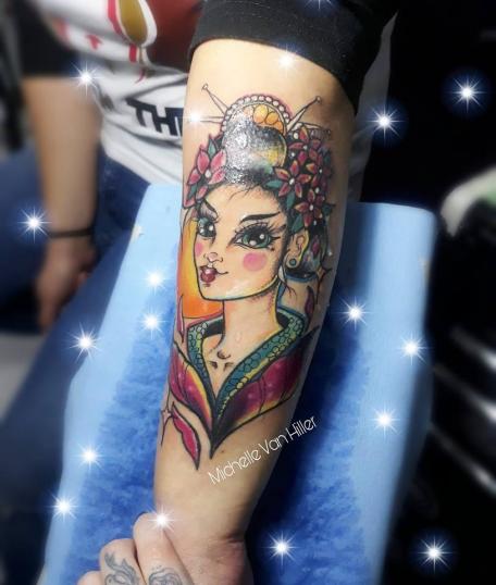 Geisha tatuaje realizado por Michelle Van Hiller